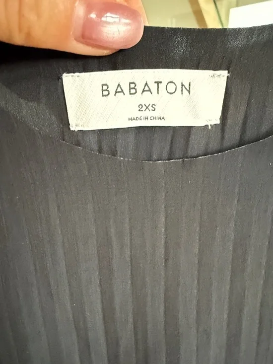 Babaton Black Pleated Wide-Leg Pants with Matching Sleeveless Crop Top - Picture 3 of 6